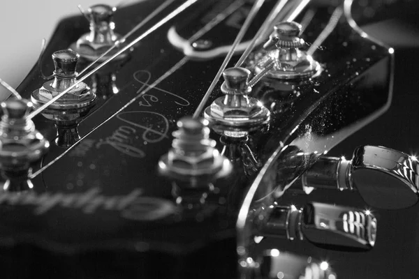 Gitara elektryczna na białym tle na czarnym tle — Zdjęcie stockowe