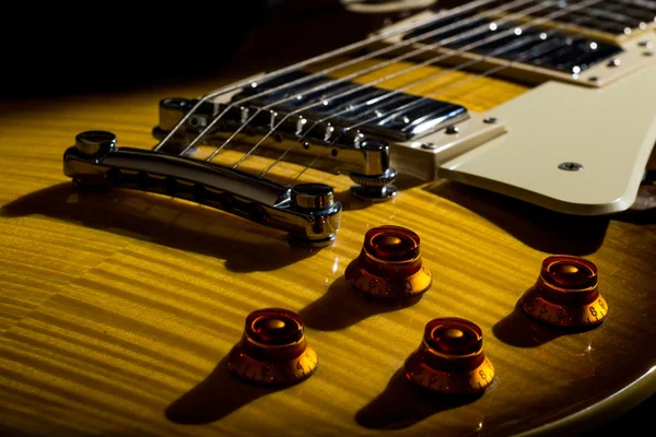 Guitarra elétrica isolada em um fundo preto — Fotografia de Stock