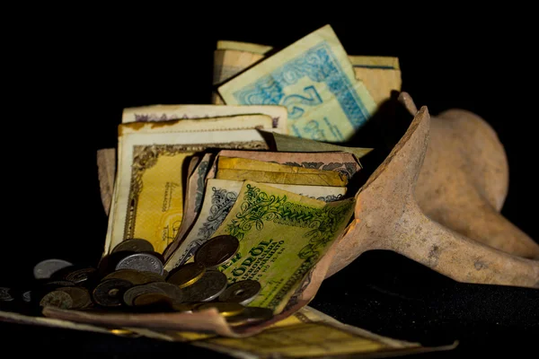 farklı ülkelerden gelen eski paralar