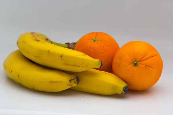 Naranja fresca y plátano aislado sobre un fondo blanco — Foto de Stock