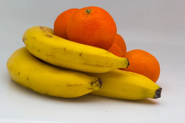 Naranja fresca y plátano aislado sobre un fondo blanco — Foto de Stock