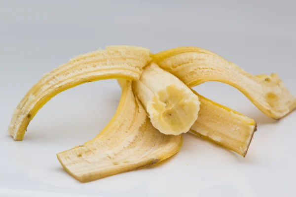 Plátano pelado sobre fondo blanco —  Fotos de Stock