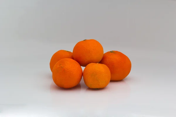 Mandarin sur fond blanc — Photo