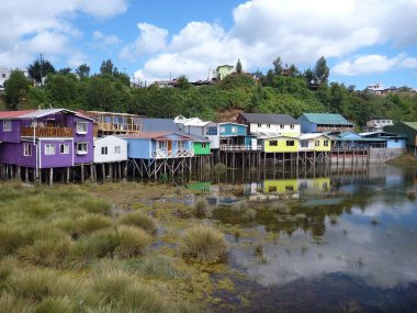 woodel sütunlar chiloe Adası üzerinde renkli palafotos evleri