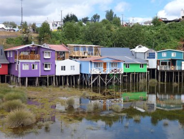 woodel sütunlar chiloe Adası üzerinde renkli palafotos evleri