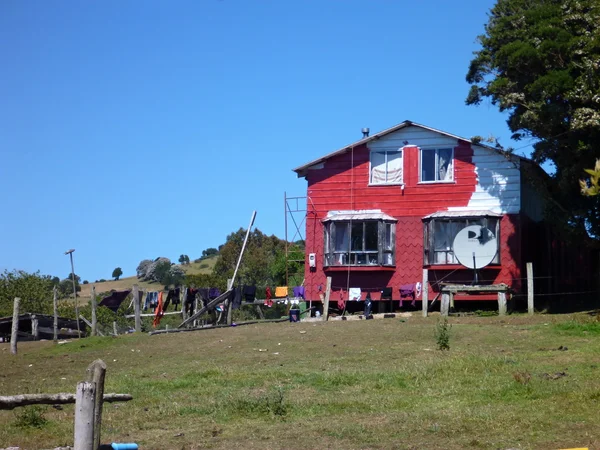Rotes Haus in einem grünen Grasgarten — Stockfoto