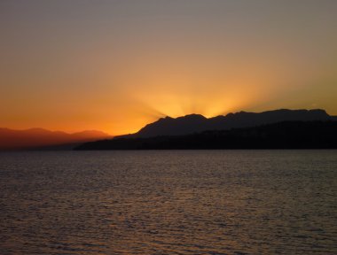 lago villarica Şili'deki güzel romantik güneş doğarken