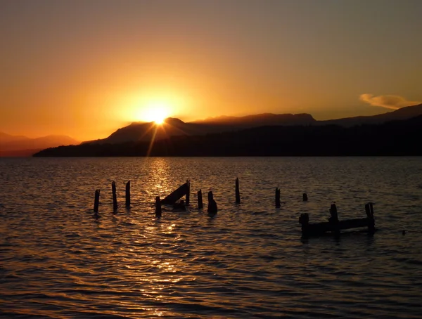 Gyönyörű romantikus napfelkeltét a lago villarica Chilében — Stock Fotó