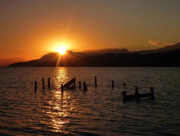 Gyönyörű romantikus napfelkeltét a lago villarica Chilében — Stock Fotó