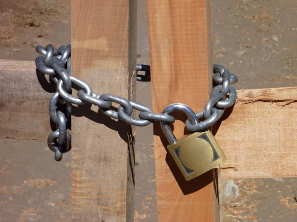 Дерев'яні ворота замкнені ланцюгом — стокове фото