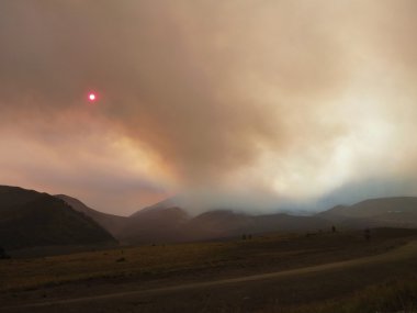 tepenin üzerinde orman ateşi duman