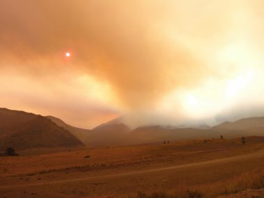 tepenin üzerinde orman ateşi duman