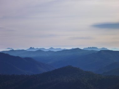 dağ siluetleri bir sabah sis Panorama
