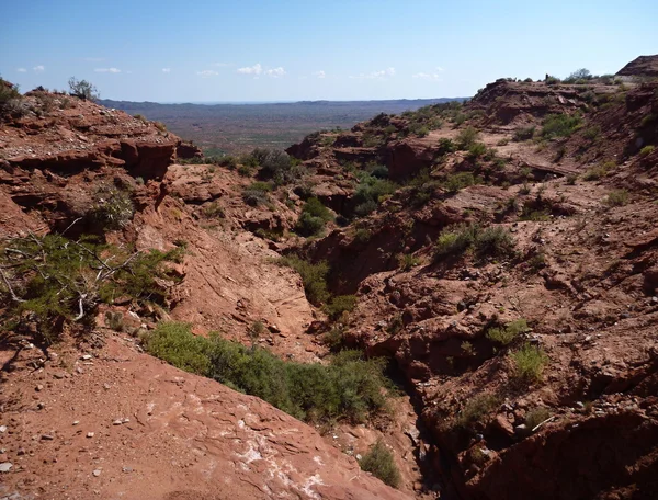 Образование красных скал на Sierra de las quijadas в Аргентине — стоковое фото