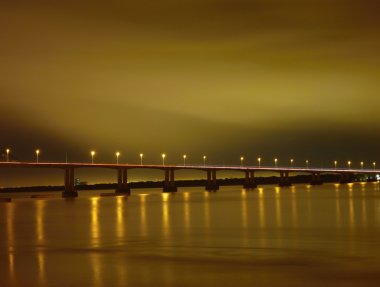 Parana Nehri üzerinde gece köprü