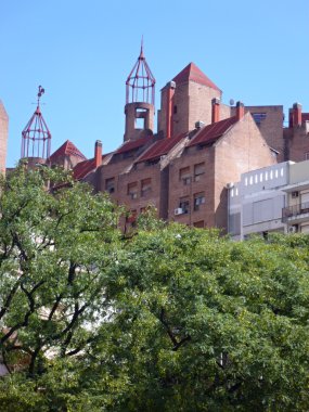 yeşil ağaçların arkasında kırmızı çatılar ile evler