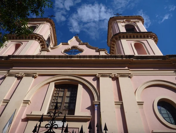 Facciata rosa e bianca di una chiesa — Foto Stock