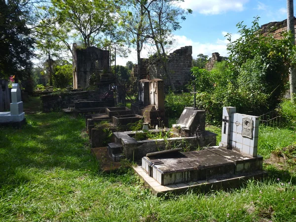 Velho cemitério abandonado em ruínas de missões jesuítas na argentina — Fotografia de Stock