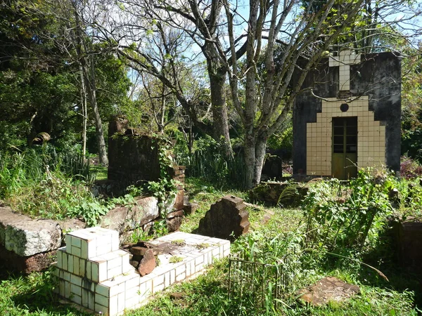 Velho cemitério abandonado em ruínas de missões jesuítas na argentina — Fotografia de Stock