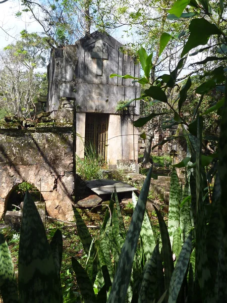 terk edilmiş mezarlıkta eski Cizvit görevler Arjantin kalıntıları