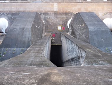büyük beton yapının Itaipu Barajı