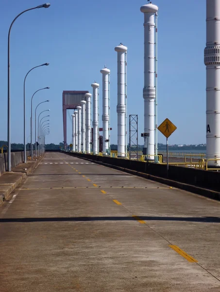 Carretera en la cima de la presa binacional Itaipú en rio parana — Foto de Stock