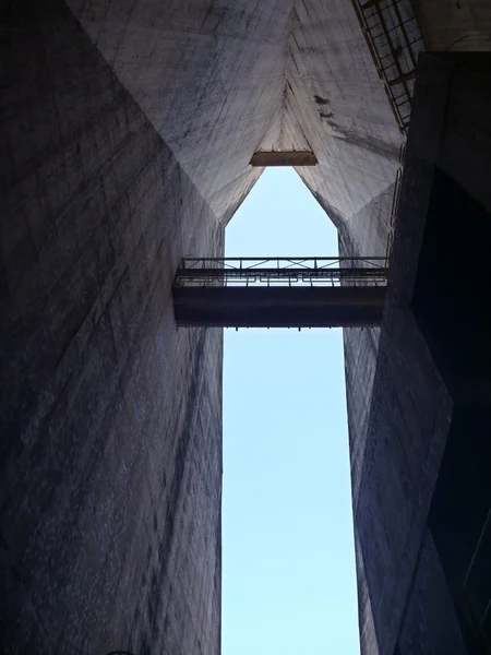büyük beton yapının Itaipu Barajı