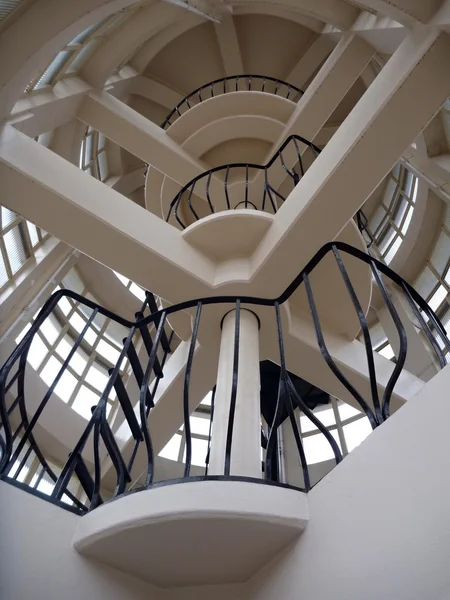 Kulaté schodiště v horní části budovy v sao paulo arantes altion — Stock fotografie