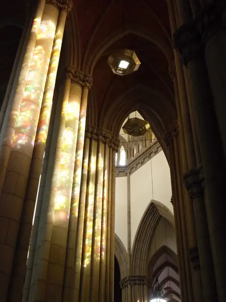 Farbenfroh erleuchtetes Innere der Kathedrale in São Paulo — Stockfoto