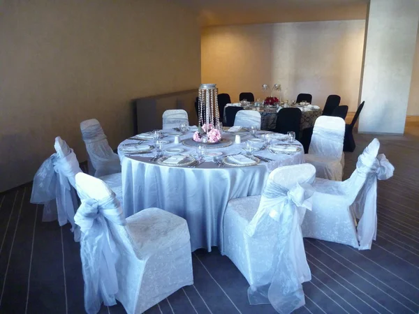 Table blanche décorée pour une célébration de mariage — Photo