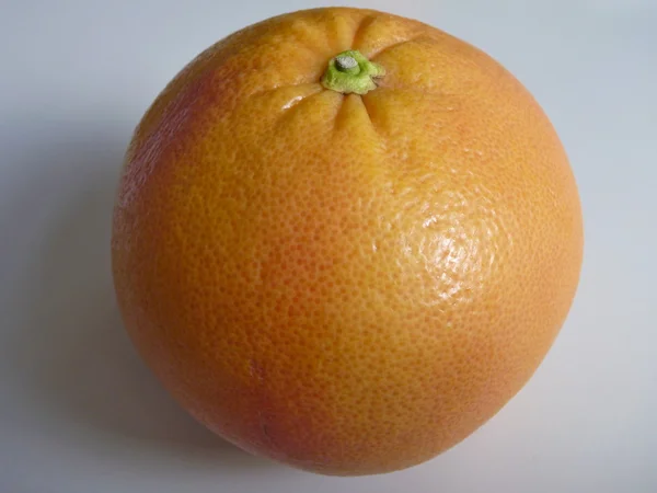 Solo naranja jugosa sobre un fondo blanco — Foto de Stock