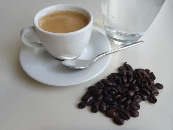 Xícara de café saboroso fresco com grãos de café — Fotografia de Stock