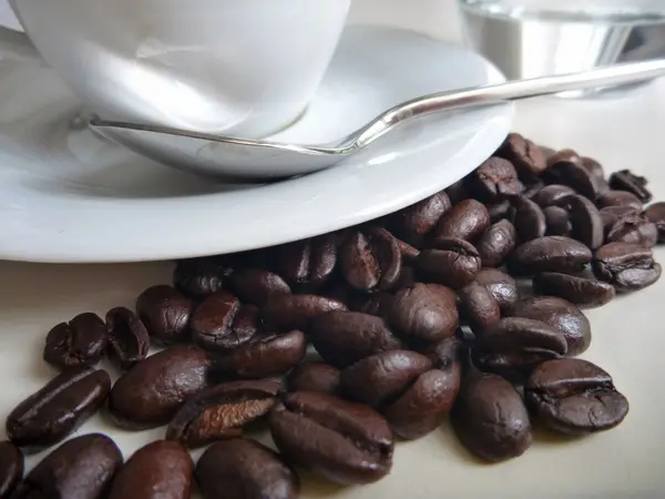 Xícara de café saboroso fresco com grãos de café — Fotografia de Stock