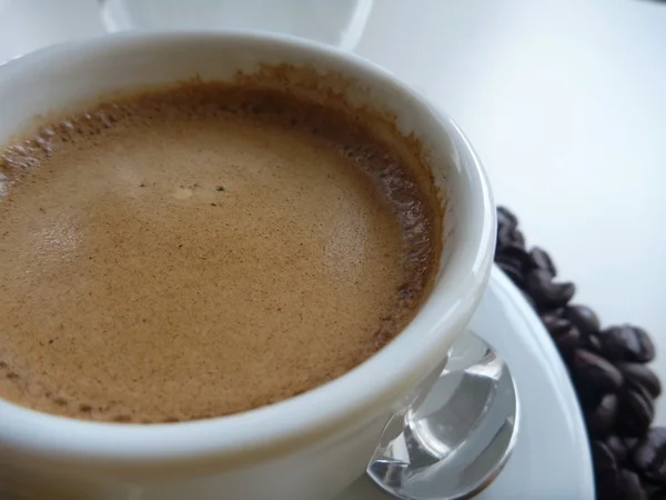 Чашка свіжої смачної кави — стокове фото