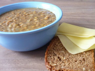 mercimek çorbası dilim ekmek ve peynir ile