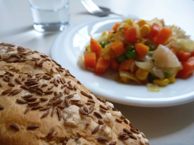 ekmek ile pişmiş sebze salatası