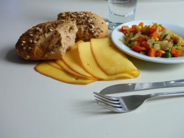 pişmiş ekmek ve peynir ile servis sebze salatası