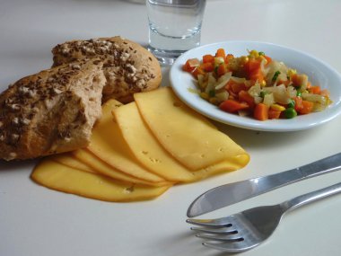 pişmiş ekmek ve peynir ile servis sebze salatası