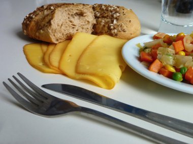 pişmiş ekmek ve peynir ile servis sebze salatası