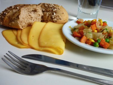 pişmiş ekmek ve peynir ile servis sebze salatası