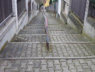 Yalnız park merdiven kaldırım ile