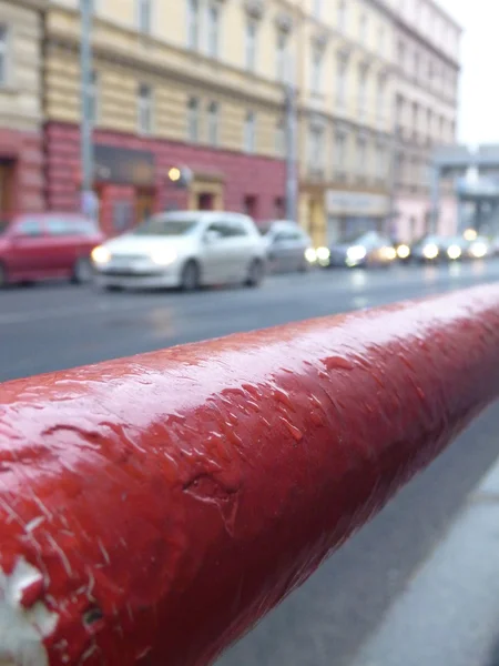 Röda och vita gatan räcke — Stockfoto