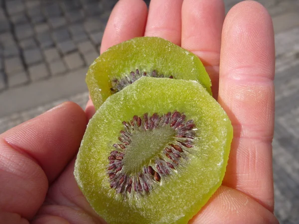 Los trozos del kiwi seco en la mano — Foto de Stock