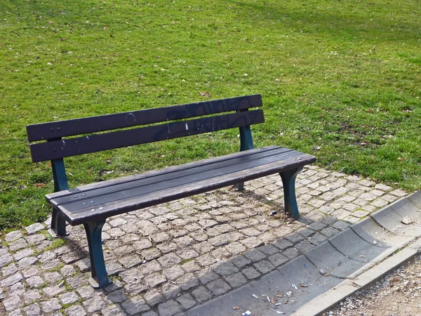 Panchina solitaria in un parco verde — Foto Stock