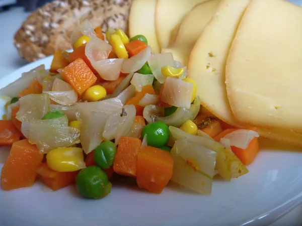 Gekochter Gemüsesalat mit Brot und Käse — Stockfoto