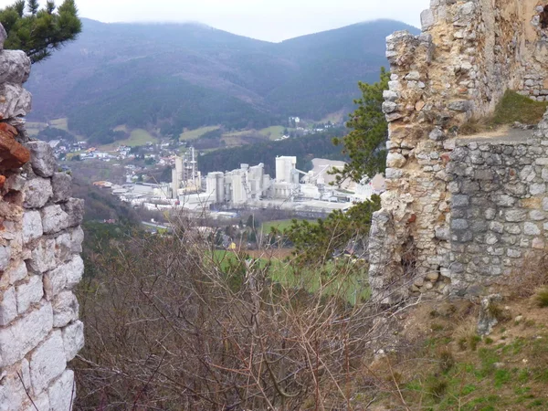 Antigua ruina abandonada de un castillo cubierto de vegetación — Foto de Stock