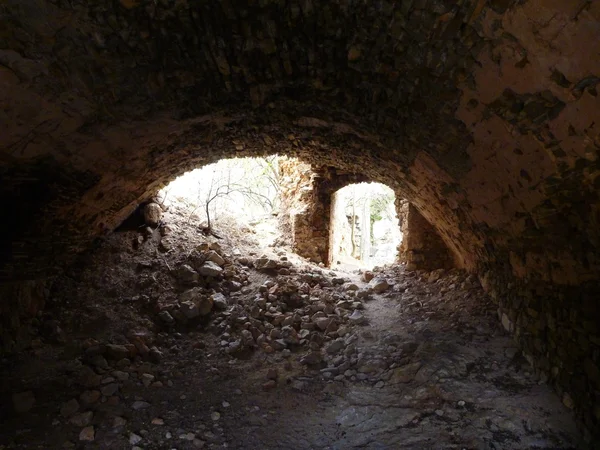 Velha ruína abandonada de um castelo coberto de vegetação — Fotografia de Stock