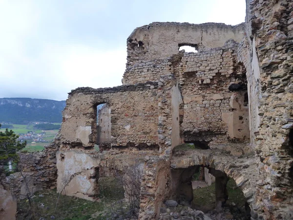 Old abandoned ruin of a castle covered with vegetation — Stock Photo, Image