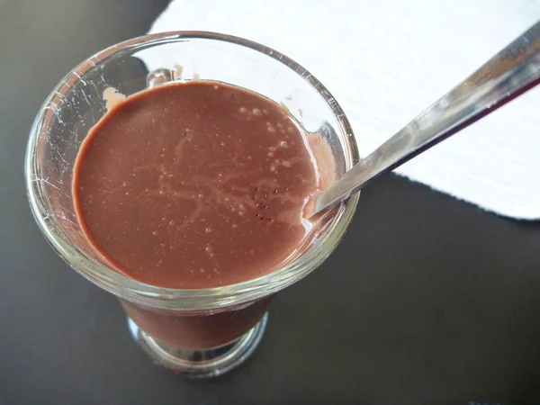 Szkło, smaczny słodki brązowy gorącej czekolady — Zdjęcie stockowe
