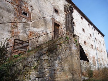 eski yıkık çiftlik merdiven ile